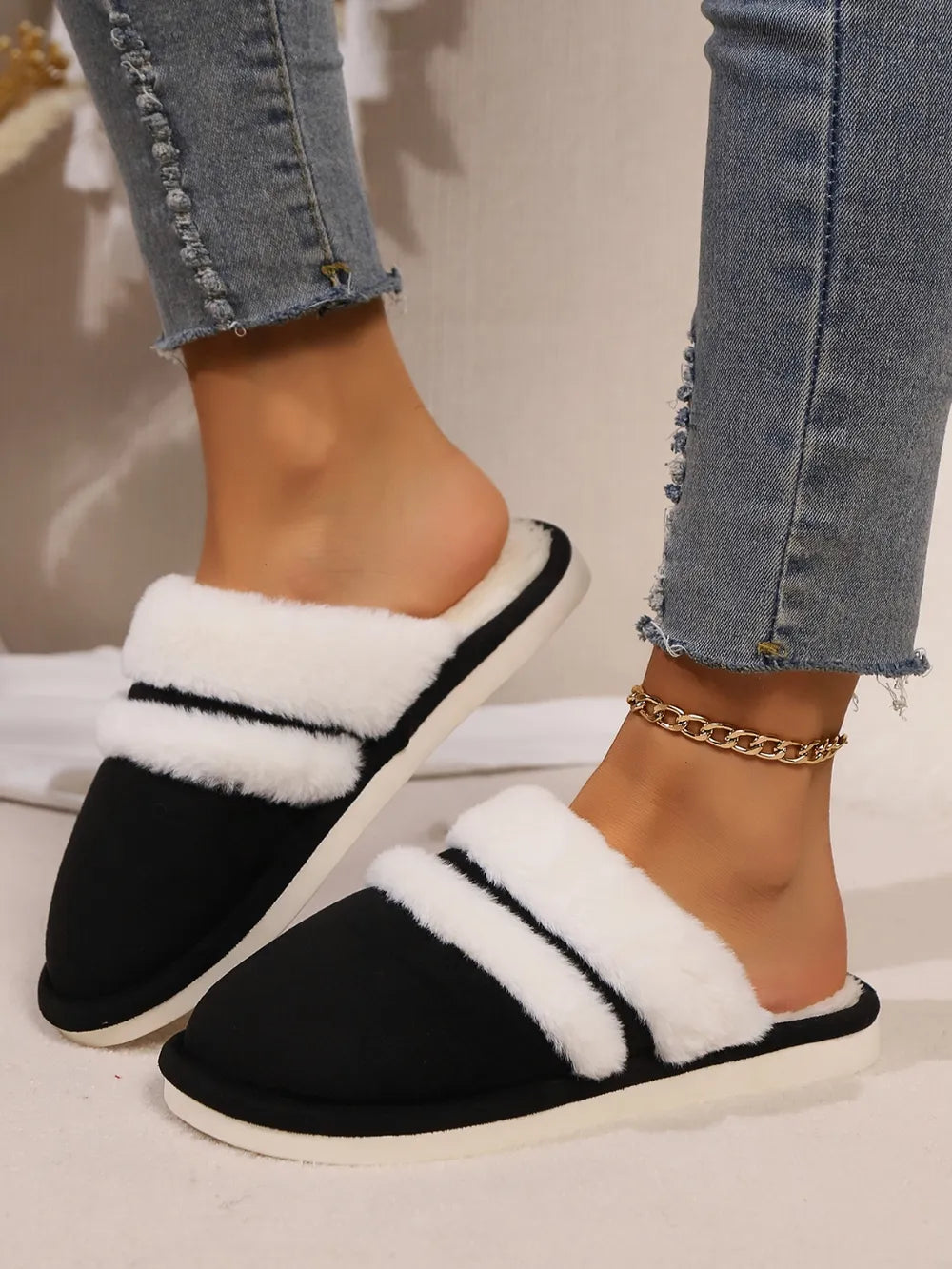 Contrast Faux Fur Round Toe Slippers Black