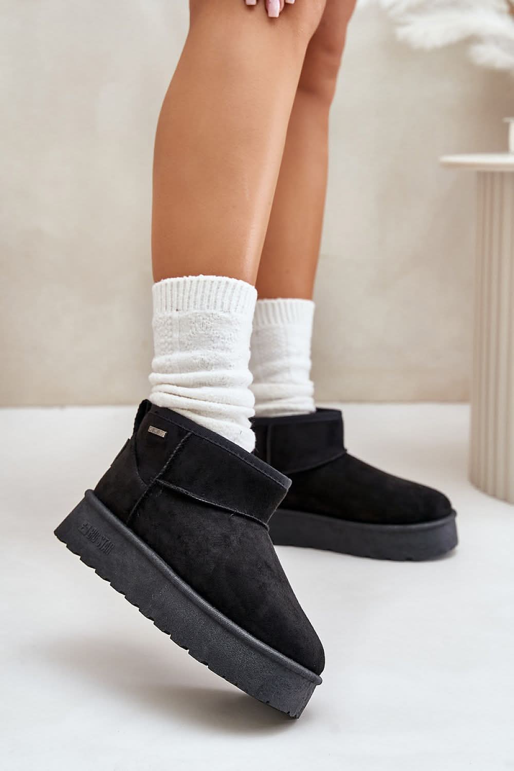 Step in style: Low Snow boots black