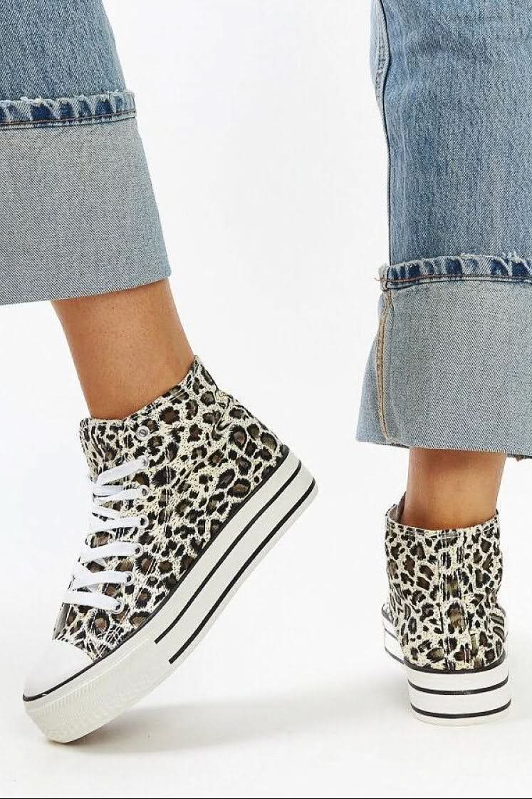 High-top sneakers in leopard print with a thick sole sneakers