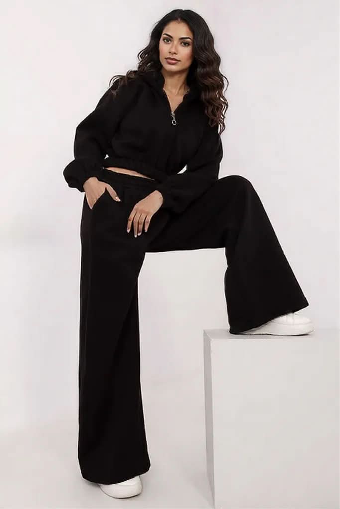 Comfortable and stylish women's tracksuit
