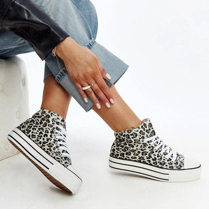 High-top sneakers in leopard print with a thick sole sneakers
