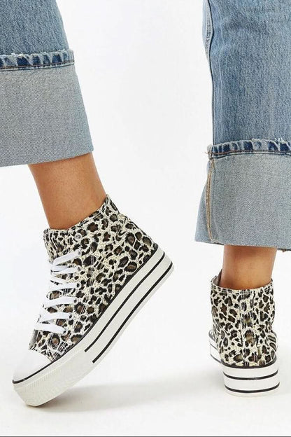 High-top sneakers in leopard print with a thick sole sneakers
